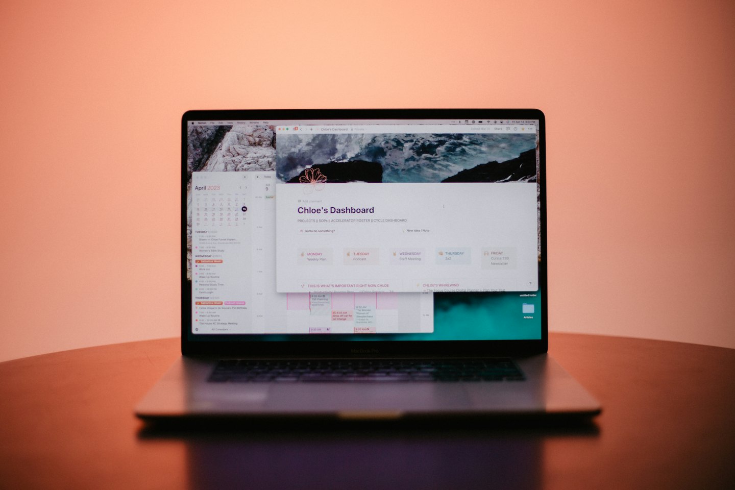 Laptop con calendario digitale e dashboard di progetto su un tavolo.